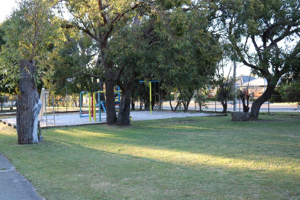 Готель Acclaim Kingsway Tourist Park Madeley Екстер'єр фото